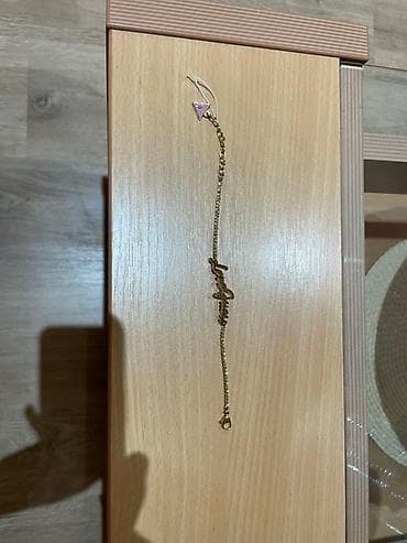 Zlatna narukvica od nerđajućeg čelika sa natpisom “LoveGuess” u skript na lalafo.rs — 2 Zlatna narukvica od nerđajućeg čelika sa natpisom “LoveGuess” u skript — 2