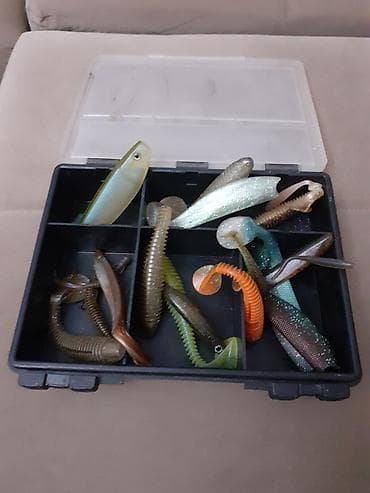 Kutija sa priborom za varaličarenje – set silikonaca i džig glava - na lalafo.rs Kutija sa priborom za varaličarenje – set silikonaca i džig glava -