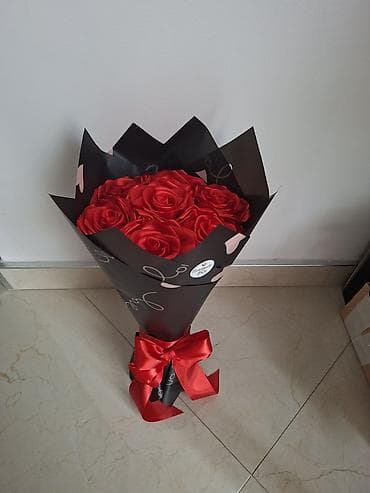 Dekorativni buketi od veštačkih ruža – ručno pravljeni - Elegantni na lalafo.rs Dekorativni buketi od veštačkih ruža – ručno pravljeni - Elegantni