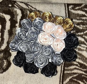 Ručni aranžman ruža od satenske trake
•Na komad na lalafo.rs Ručni aranžman ruža od satenske trake
•Na komad