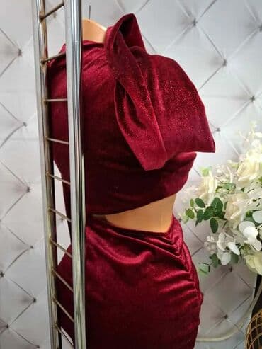 Elegantna bordo večernja haljina od baršunastog materijala sa na lalafo.rs Elegantna bordo večernja haljina od baršunastog materijala sa