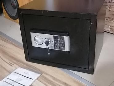 Sigurnosni sef sa digitalnom tastaturom i mehaničkim ključem. - na lalafo.rs — 3 Sigurnosni sef sa digitalnom tastaturom i mehaničkim ključem. - — 3