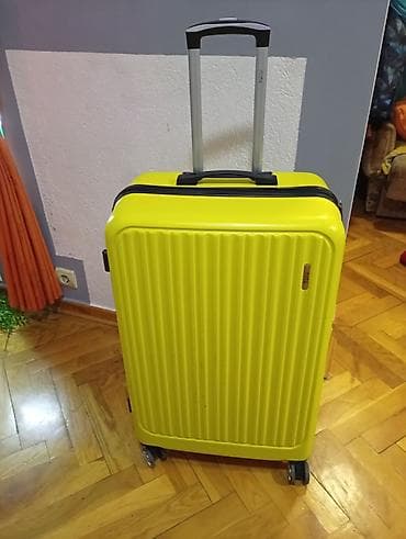 Tvrdi kofer na točkiće – veličina velika. oko 75 45 30 at lalafo.rs Tvrdi kofer na točkiće – veličina velika. oko 75 45 30