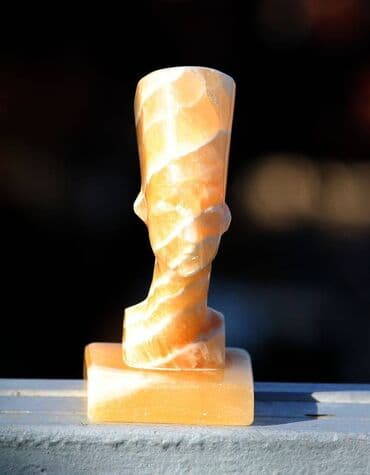 Crystals and minerals: VTG Kip glave kraljice NEFERTITI ručno izrađen od Alabastera Egipat at lalafo.rs — 2 Crystals and minerals: VTG Kip glave kraljice NEFERTITI ručno izrađen od Alabastera Egipat — 2