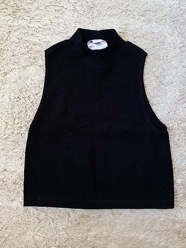 Crni ženski top bez rukava sa visokim ovratnikom (mock neck). Rebrasti na lalafo.rs — 1 Crni ženski top bez rukava sa visokim ovratnikom (mock neck). Rebrasti — 1