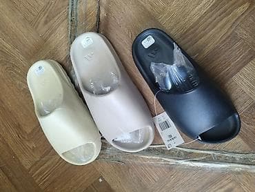 Original Nike i Adidas jeezy slide u kutiji 3500 din. L na lalafo.rs Original Nike i Adidas jeezy slide u kutiji 3500 din. L