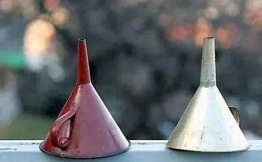 Antiques: Vintage levak, 2 komada, emajlirani i limeni. Cena za oba! (Cene za at lalafo.rs — 2 Antiques: Vintage levak, 2 komada, emajlirani i limeni. Cena za oba! (Cene za — 2