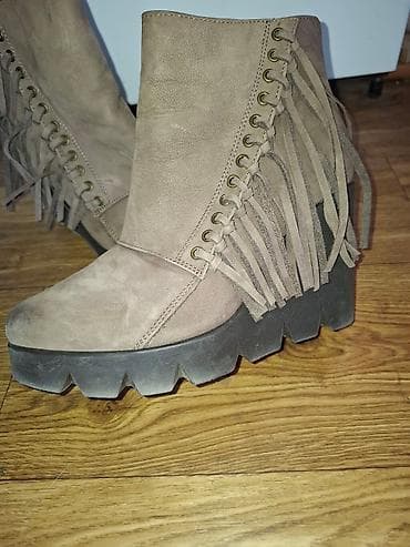 Moderne ženske gležnjače u bež-braon boji, sa ukrasnim resama i na lalafo.rs — 1 Moderne ženske gležnjače u bež-braon boji, sa ukrasnim resama i — 1