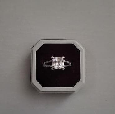 Elegantan prsten sa centralnim kamenom jastučastog (cushion) sečenja u na lalafo.rs — 2 Elegantan prsten sa centralnim kamenom jastučastog (cushion) sečenja u — 2