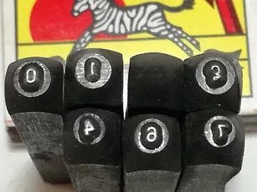 kom sa etiketom: Raspareni brojevi 2mm za utiskivanje na komad Raspareni brojevi za at lalafo.rs — 8 kom sa etiketom: Raspareni brojevi 2mm za utiskivanje na komad Raspareni brojevi za — 8