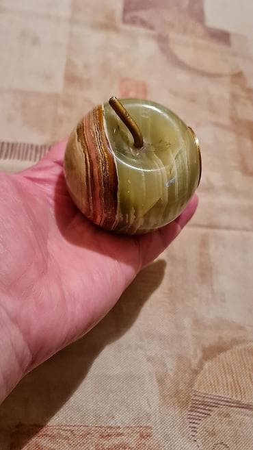 Dekorativni stoni sat u obliku jabuke od prirodnog oniksa - na lalafo.rs — 4 Dekorativni stoni sat u obliku jabuke od prirodnog oniksa - — 4