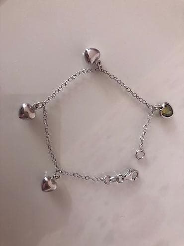 Srebrna narukvica sa privescima u obliku srca. Narukvica ima četiri na lalafo.rs — 2 Srebrna narukvica sa privescima u obliku srca. Narukvica ima četiri — 2