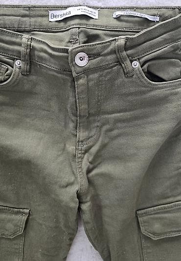 pantalone butiku ali: BERSHKA cargo cropped farmerke pantalone. Kraći model, sa džepovima sa na lalafo.rs — 2 pantalone butiku ali: BERSHKA cargo cropped farmerke pantalone. Kraći model, sa džepovima sa — 2