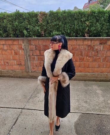 Duga crna prošivena jakna/kaput sa bogatim prirodnim bež krznenom na lalafo.rs Duga crna prošivena jakna/kaput sa bogatim prirodnim bež krznenom