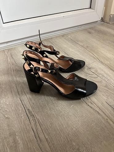 Crne ženske sandale sa blok potpeticom i otvorenim prstima. Lak kožni na lalafo.rs — 2 Crne ženske sandale sa blok potpeticom i otvorenim prstima. Lak kožni — 2