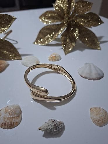 Zlatno-tonirana narukvica – minimalistički kruti bangle - Elegantna na lalafo.rs Zlatno-tonirana narukvica – minimalistički kruti bangle - Elegantna