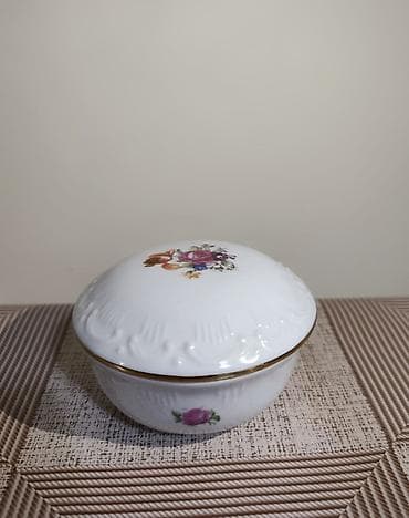 Porcelanska kutijica s poklopcem – GDR, žig kruna „1877” Namena: za na lalafo.rs — 1 Porcelanska kutijica s poklopcem – GDR, žig kruna „1877” Namena: za — 1