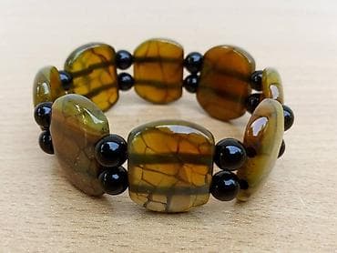 Narukvica AHAT ZMAJEVE VENE Narukvica od AHAT-a ZMAJEVE VENE na lalafo.rs — 1 Narukvica AHAT ZMAJEVE VENE Narukvica od AHAT-a ZMAJEVE VENE — 1