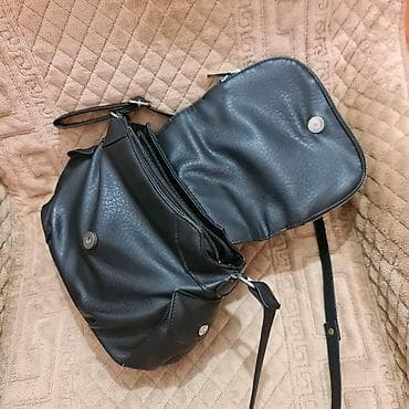 Crna ženska torba preko ramena sa podesivim kaišem. Prednji preklop je na lalafo.rs — 4 Crna ženska torba preko ramena sa podesivim kaišem. Prednji preklop je — 4