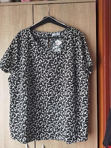 kom sa etiketom: Nova sa etiketom, nikad nošena,sa cvetnim dezenom Bluza kratkih at lalafo.rs — 2 kom sa etiketom: Nova sa etiketom, nikad nošena,sa cvetnim dezenom Bluza kratkih — 2