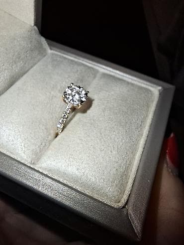 Zlatni verenički prsten sa dijamantima – floralni klaster ukupno na lalafo.rs Zlatni verenički prsten sa dijamantima – floralni klaster ukupno