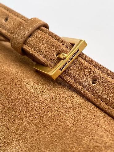 Torbica od brušene kože u boji karamele, sa prepoznatljivim metalnim na lalafo.rs — 6 Torbica od brušene kože u boji karamele, sa prepoznatljivim metalnim — 6