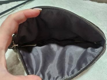 Benetton neseser-torbica, prostrana za šminku ili dokumenta, novac. Sa na lalafo.rs — 4 Benetton neseser-torbica, prostrana za šminku ili dokumenta, novac. Sa — 4