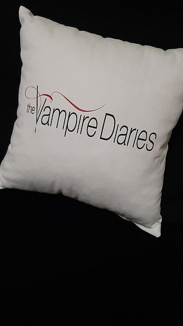 Odmah dostupan beli jastuk sa stampom Vampire diaries, sasijven je od na lalafo.rs Odmah dostupan beli jastuk sa stampom Vampire diaries, sasijven je od