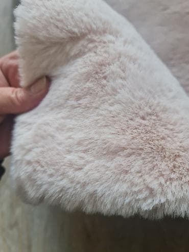 Plišana prostirka/tepih u svetlorozoj boji. - Dimenzije: približno na lalafo.rs — 5 Plišana prostirka/tepih u svetlorozoj boji. - Dimenzije: približno — 5