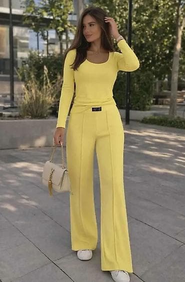 Trenerke sa linijom po celoj duzini dubok pojas i bluza u kompletu na lalafo.rs Trenerke sa linijom po celoj duzini dubok pojas i bluza u kompletu