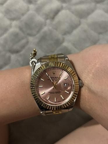 Dvodjelni sat sa automatskim mehanizmom i prikazom datuma. Kućište na lalafo.rs Dvodjelni sat sa automatskim mehanizmom i prikazom datuma. Kućište