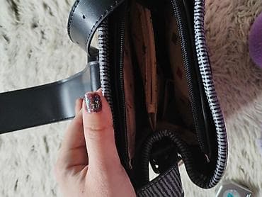 Doca ženska torba – crna, trapezastog oblika, sa teksturom imitacije at lalafo.rs — 5 Doca ženska torba – crna, trapezastog oblika, sa teksturom imitacije — 5