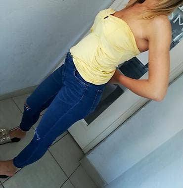 pantalone butiku ali: Farmerice prelep model
Vel 27
Malo nošene na lalafo.rs — 4 pantalone butiku ali: Farmerice prelep model
Vel 27
Malo nošene — 4