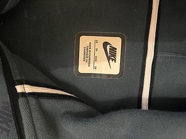 Nike tehnička dukserica sa kapuljačom – veličina XS. - Model sa punim na lalafo.rs — 2 Nike tehnička dukserica sa kapuljačom – veličina XS. - Model sa punim — 2