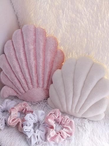 Dekorativni jastuci u obliku školjke - Set od dva plišana jastuka na lalafo.rs — 5 Dekorativni jastuci u obliku školjke - Set od dva plišana jastuka — 5