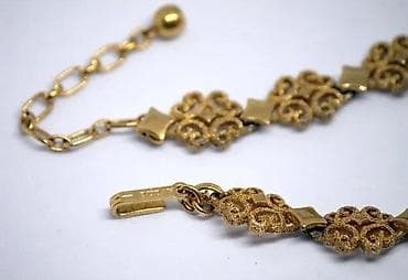 Vintage Avon nakit Goldtone Textured Scroll Work. Prodaje se prekrasan na lalafo.rs — 9 Vintage Avon nakit Goldtone Textured Scroll Work. Prodaje se prekrasan — 9