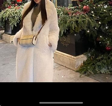 Bundica bela, kupljena u Becu, Bershka, velicina S na lalafo.rs Bundica bela, kupljena u Becu, Bershka, velicina S