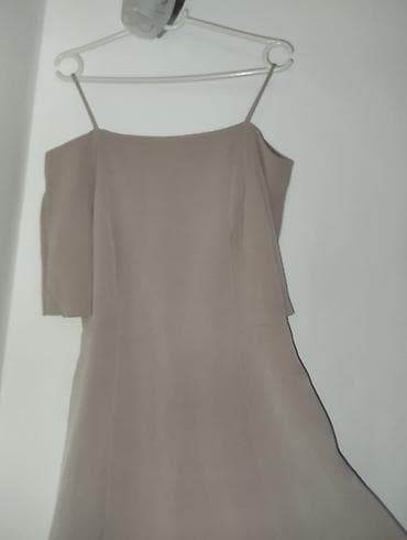Elegantna midi haljina u puderasto bež nijansi. - Kroj: blago na lalafo.rs Elegantna midi haljina u puderasto bež nijansi. - Kroj: blago