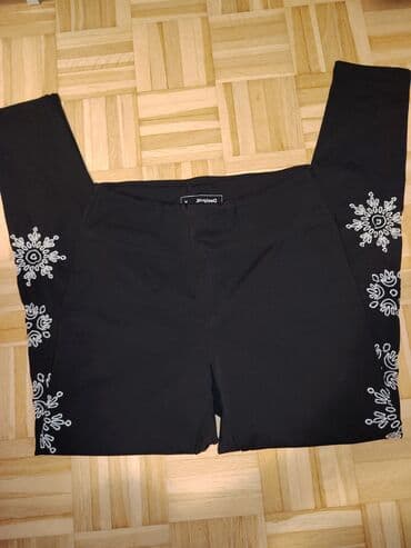 Crne ženske helanke sa vezom – brend: Desigual, veličina M - Model sa na lalafo.rs Crne ženske helanke sa vezom – brend: Desigual, veličina M - Model sa