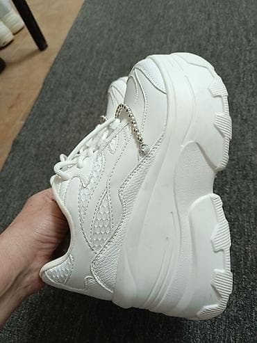 Beli ženske patike,debeli đon . original " bershka" na lalafo.rs — 8 Beli ženske patike,debeli đon . original " bershka" — 8