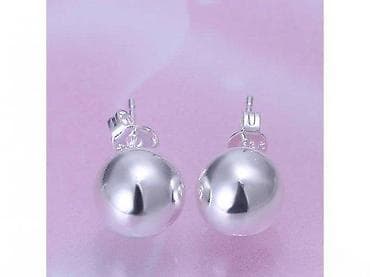 Minđuše – sjajne srebrne kuglice na iglu - Dizajn: klasične kuglice na lalafo.rs Minđuše – sjajne srebrne kuglice na iglu - Dizajn: klasične kuglice