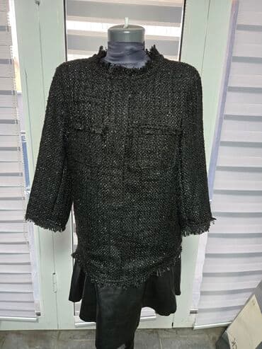 Crna ženska jakna od tvida brenda Zara Basic. Jakna ima okrugli izrez na lalafo.rs Crna ženska jakna od tvida brenda Zara Basic. Jakna ima okrugli izrez