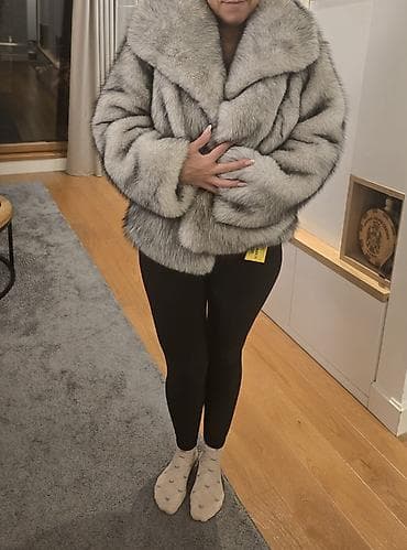 Krznena bunda ModaLink 2025 – siva (silver/grey) Bunda dobijena na na lalafo.rs Krznena bunda ModaLink 2025 – siva (silver/grey) Bunda dobijena na