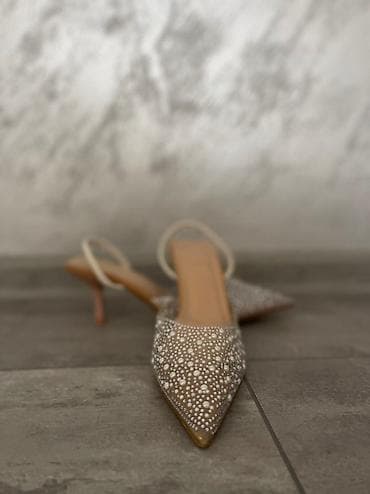 Elegantne ženske cipele sa špicastim vrhom i otvorenom petom, idealne na lalafo.rs — 2 Elegantne ženske cipele sa špicastim vrhom i otvorenom petom, idealne — 2