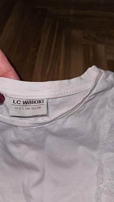 Bela majica za devojčice sa ukrasnim tilom. Veličina 146-152 na lalafo.rs — 2 Bela majica za devojčice sa ukrasnim tilom. Veličina 146-152 — 2