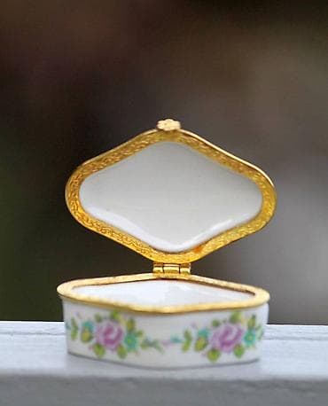 Burmutica Vintage porculanska Stara porculanska burmutica sa metalnim na lalafo.rs — 4 Burmutica Vintage porculanska Stara porculanska burmutica sa metalnim — 4