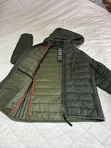 S. Oliver muška jakna sa kapuljačom – maslinasto zelena - Model na lalafo.rs S. Oliver muška jakna sa kapuljačom – maslinasto zelena - Model