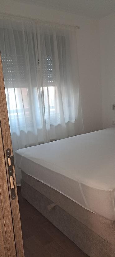 Ugradni TV panel sa dekorativnim lamelama + tapacirani francuski ležaj na lalafo.rs — 2 Ugradni TV panel sa dekorativnim lamelama + tapacirani francuski ležaj — 2