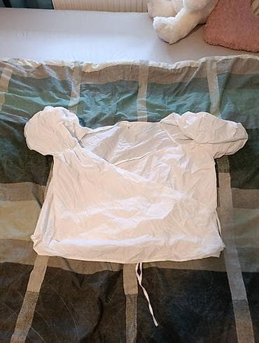 Bela ženska bluzica na preklop sa kratkim puf rukavima. - Materijal na lalafo.rs Bela ženska bluzica na preklop sa kratkim puf rukavima. - Materijal