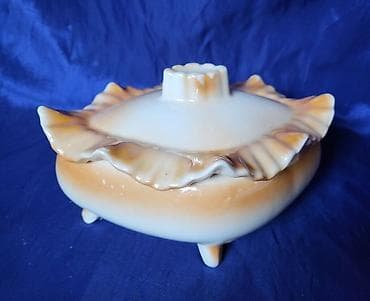 Satula nova,porcelanaska 70te. Satulu je radio Jugoporcelan Titov na lalafo.rs Satula nova,porcelanaska 70te. Satulu je radio Jugoporcelan Titov